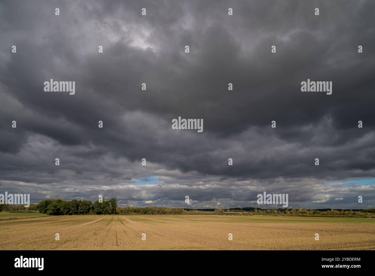 Paysage rural d'automne inférieur de Silésie avec ciel spectaculaire Banque D'Images