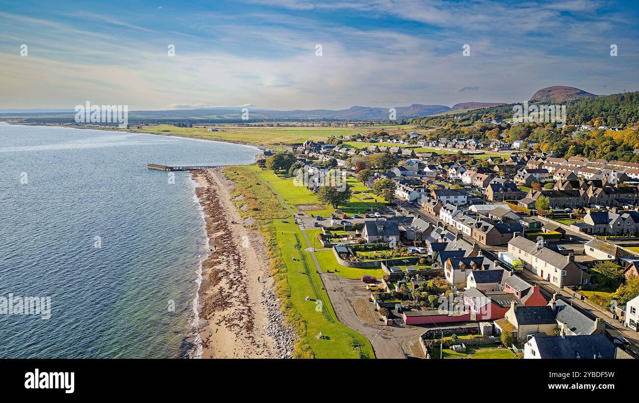 Golspie Sutherland Écosse une marée haute et vue sur la plage de sable au sud de la ville et de la jetée en automne Banque D'Images