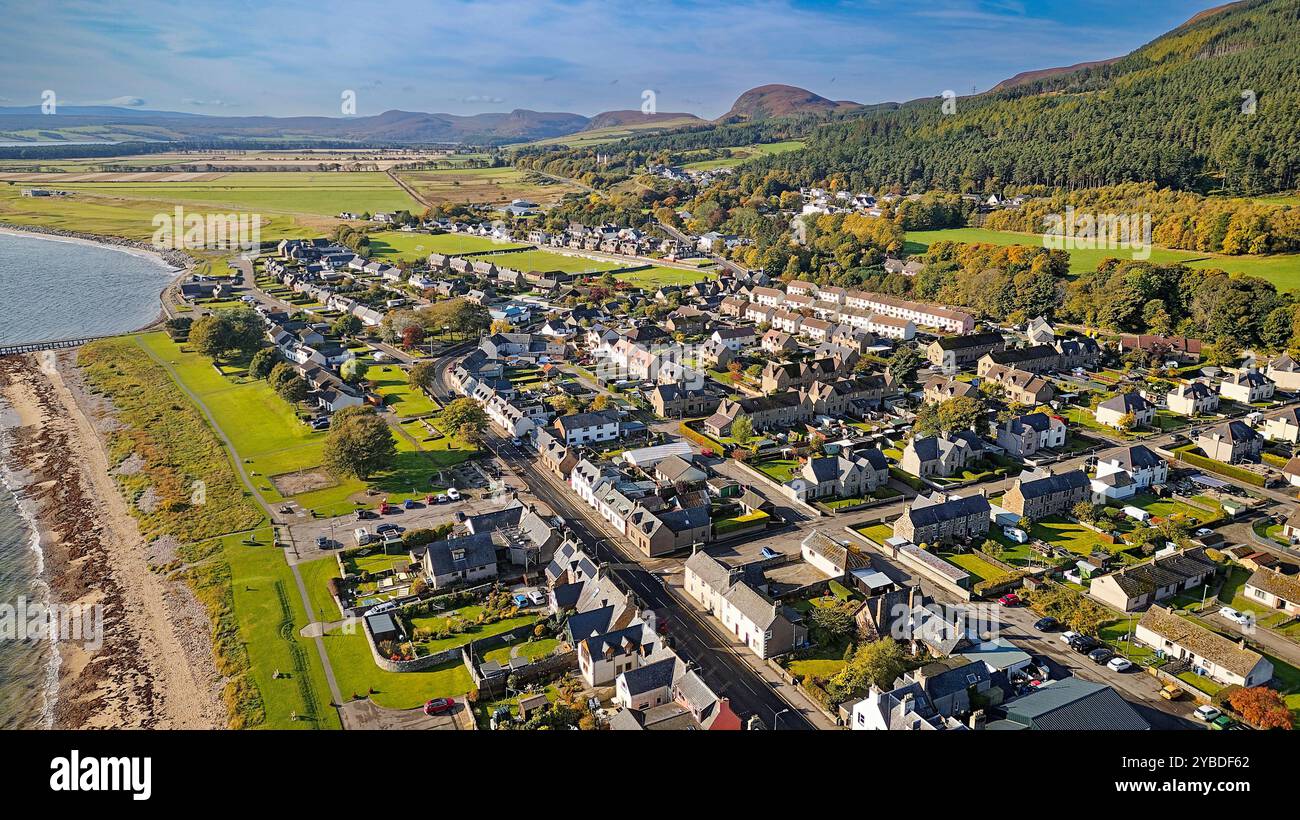 Golspie Sutherland Écosse une marée haute et plage de sable vue au sud les maisons de ville et le terrain de golf en automne Banque D'Images