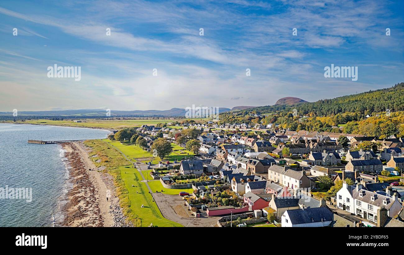 Golspie Sutherland Écosse à marée haute et plage de sable vue au sud de la ville et de la jetée en automne Banque D'Images