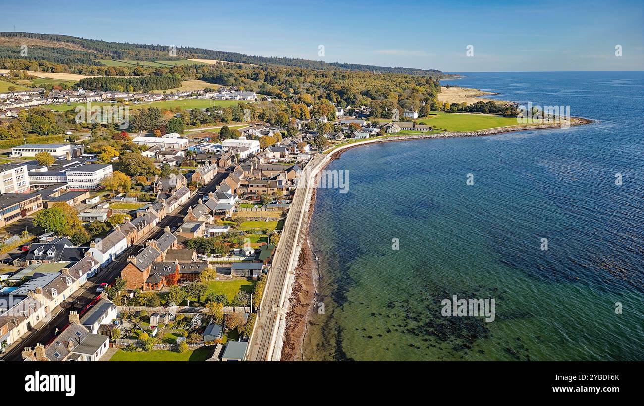 Golspie Sutherland Écosse mer vue sur la marée haute au nord la ville A9 route et esplanade en automne Banque D'Images