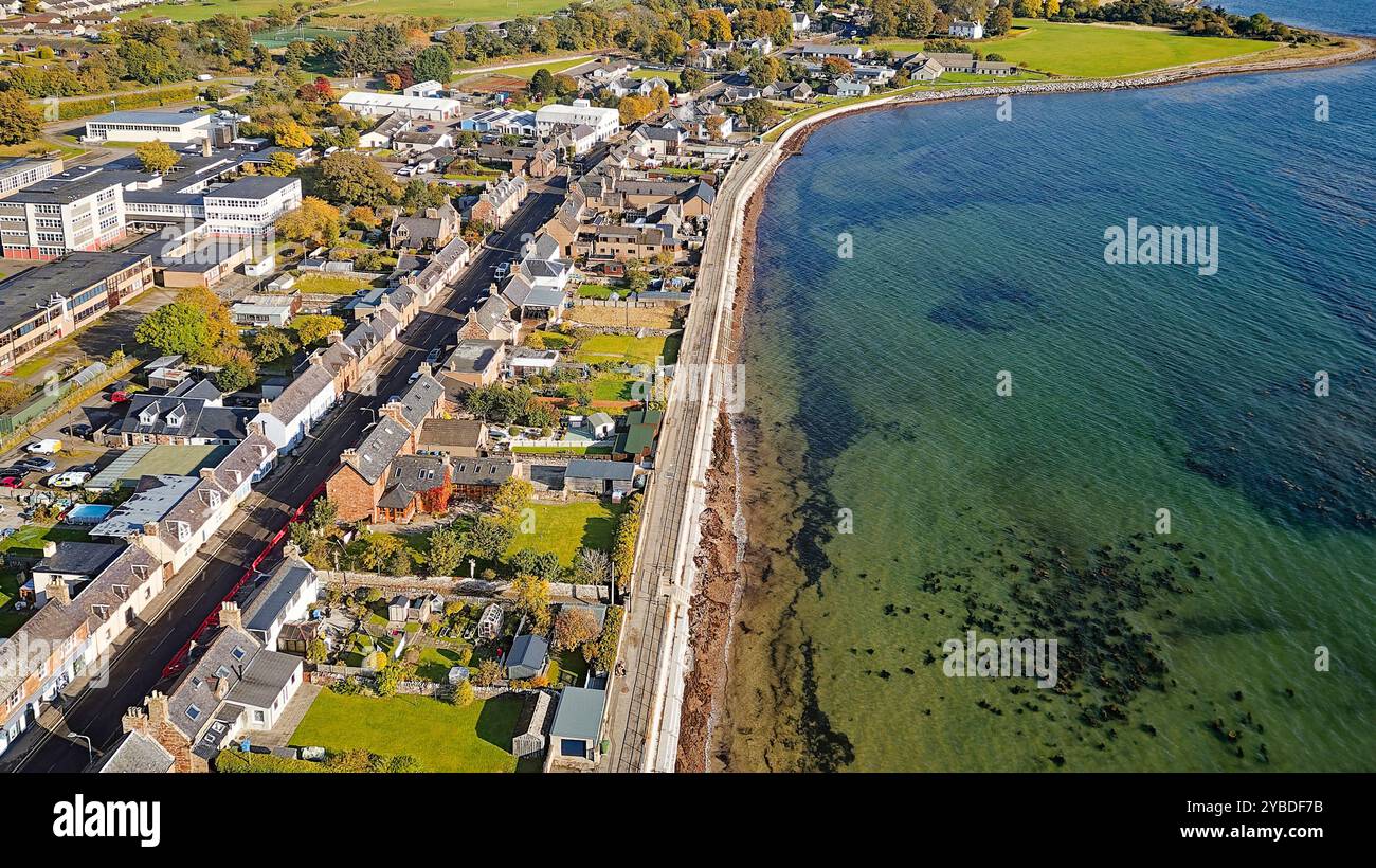 Golspie Sutherland Écosse mer haute vue sur la marée au nord la ville abrite la route A9 et l'esplanade en automne Banque D'Images