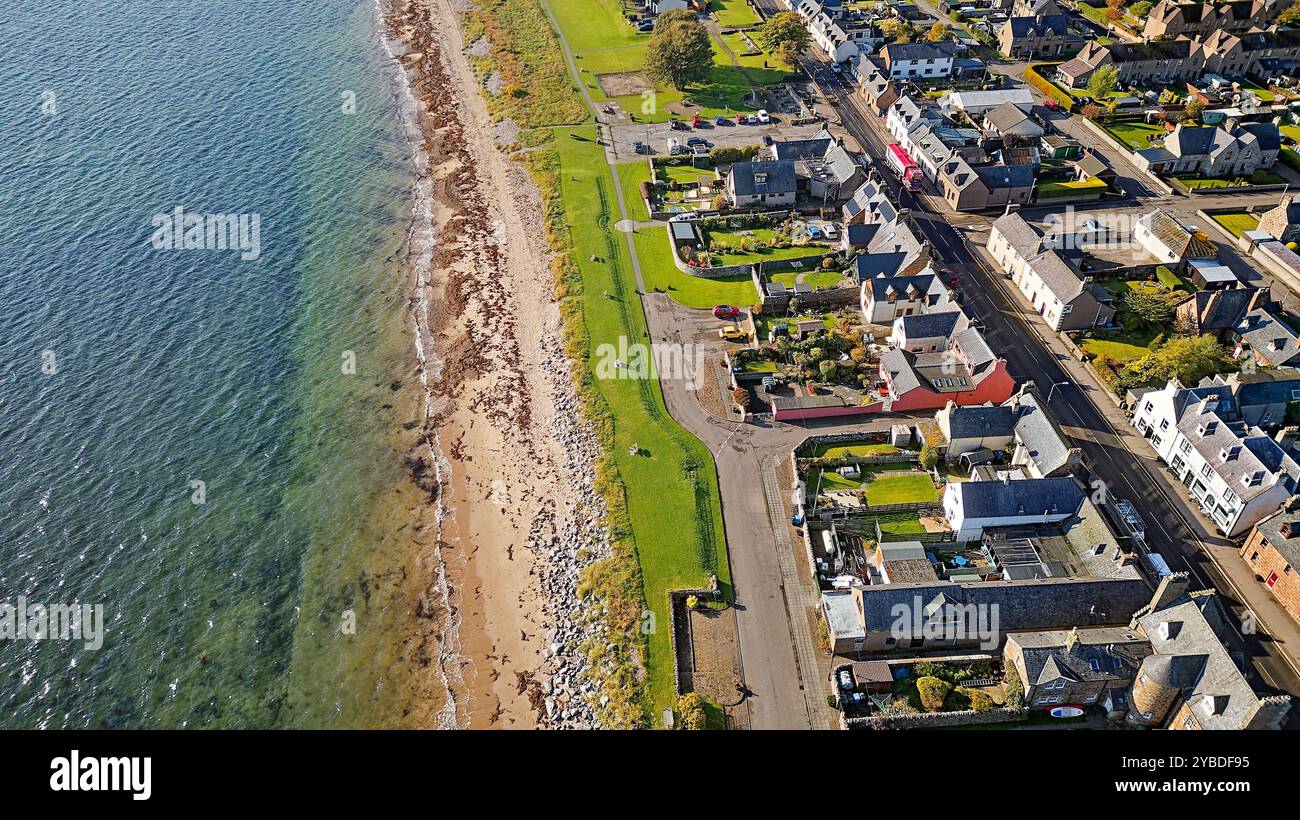 Golspie Sutherland Écosse la route A9 et la mer à marée haute maisons de ville près de la plage de sable fin en automne Banque D'Images