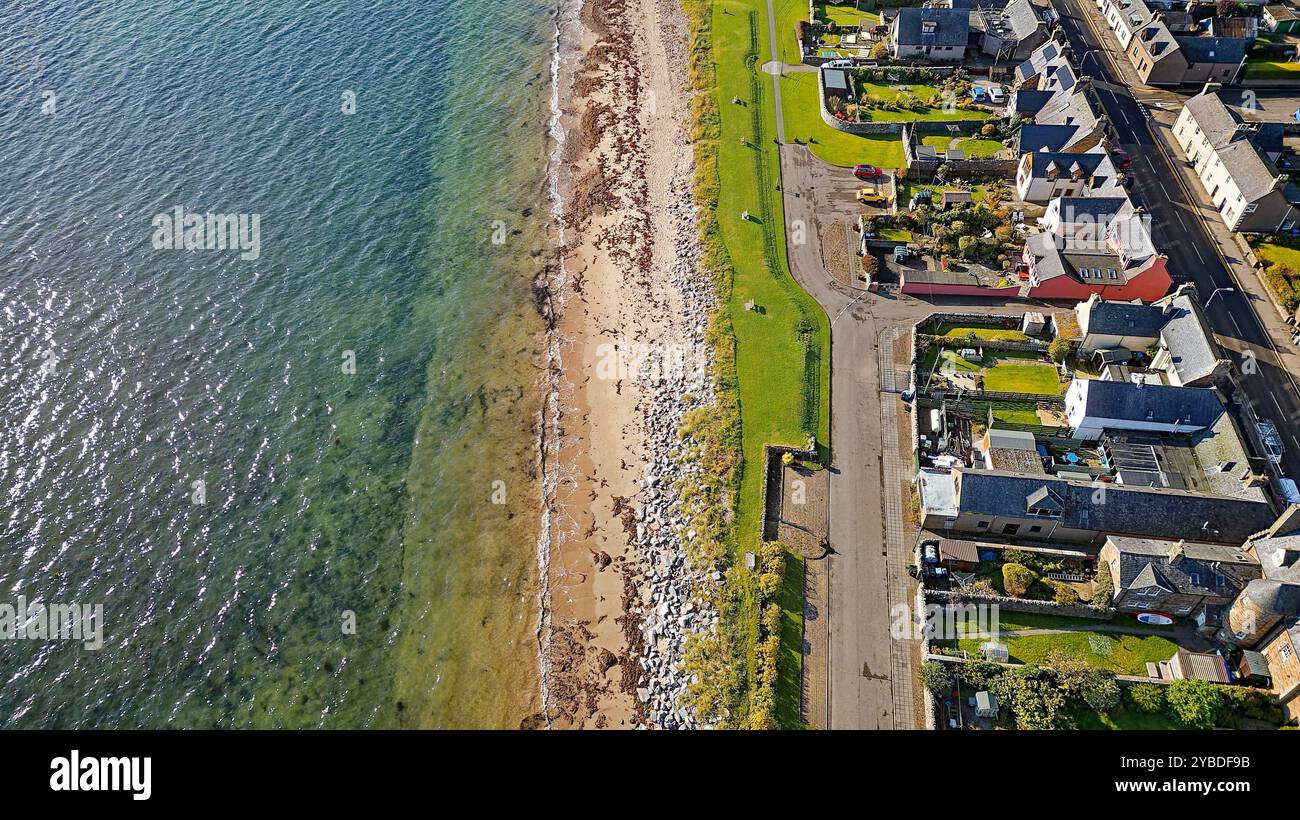 Golspie Sutherland Écosse la mer à marée haute maisons de ville près de la plage de sable fin en automne Banque D'Images