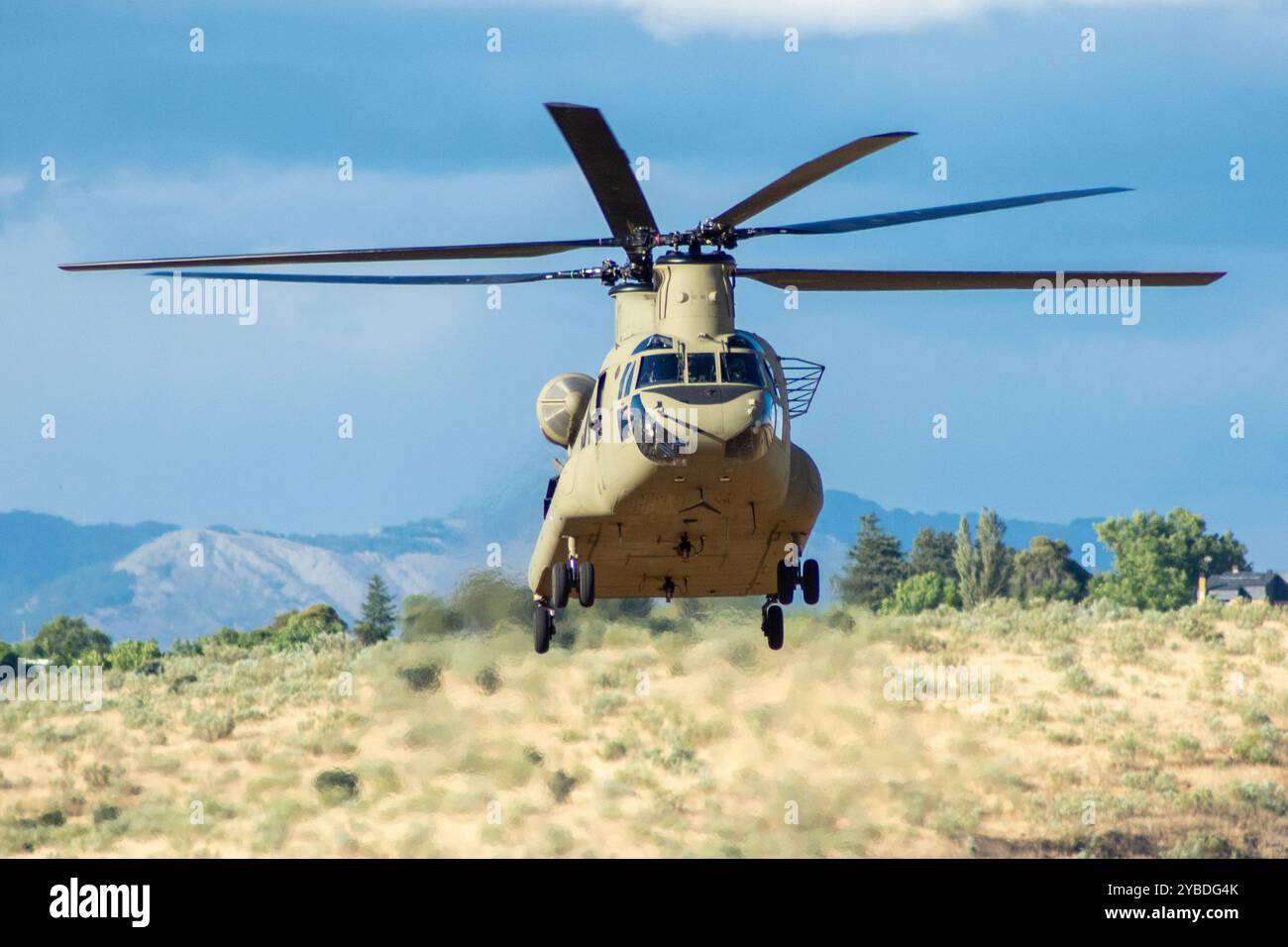 Atterrissage d'hélicoptère militaire de transport lourd CH-47 Chinook Banque D'Images