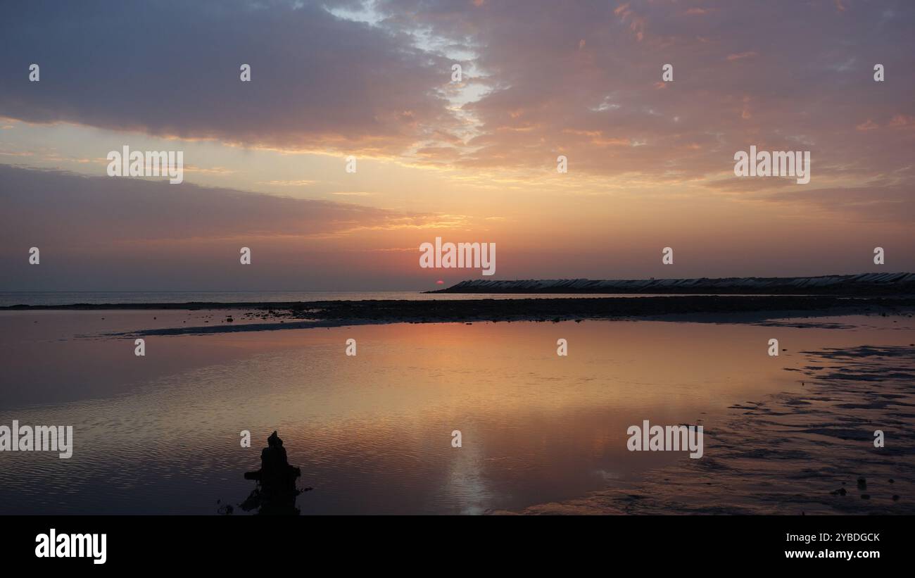Octobre 2024. Lever du soleil au moyen-Orient, plage de Maboulah. Banque D'Images