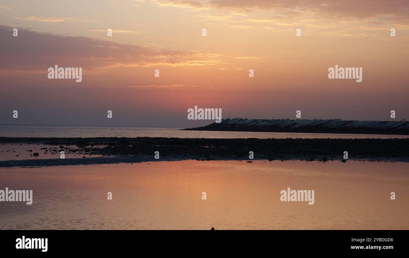 Octobre 2024. Lever du soleil au moyen-Orient, plage de Maboulah. Banque D'Images