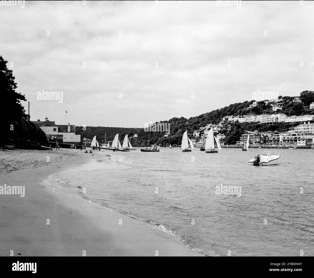 Dériveur au large du port de Salcombe dans l'estuaire de Salcombe Kingsbridge, Salcombe, Devon, Royaume-Uni. Banque D'Images