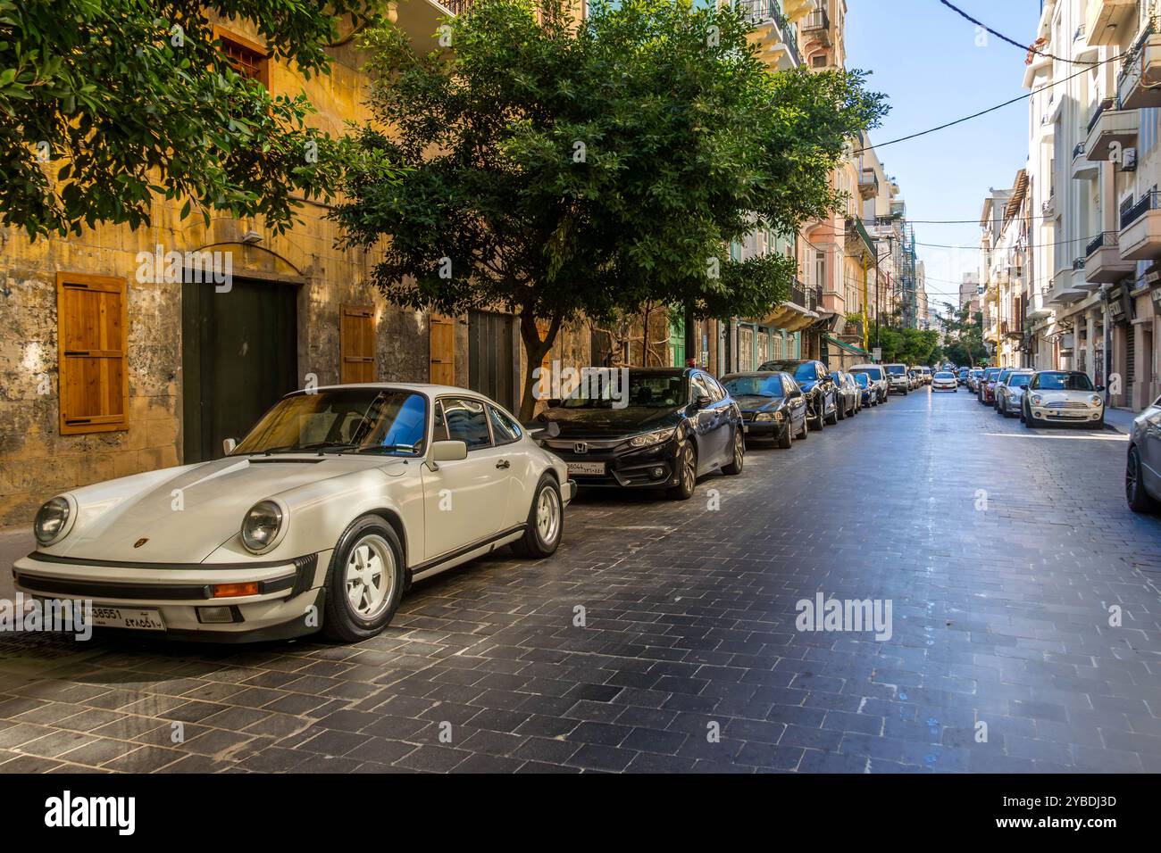 Les voitures étaient garées dans les rues étroites du quartier de Gemmayzeh à Beyrouth, au Liban. Banque D'Images