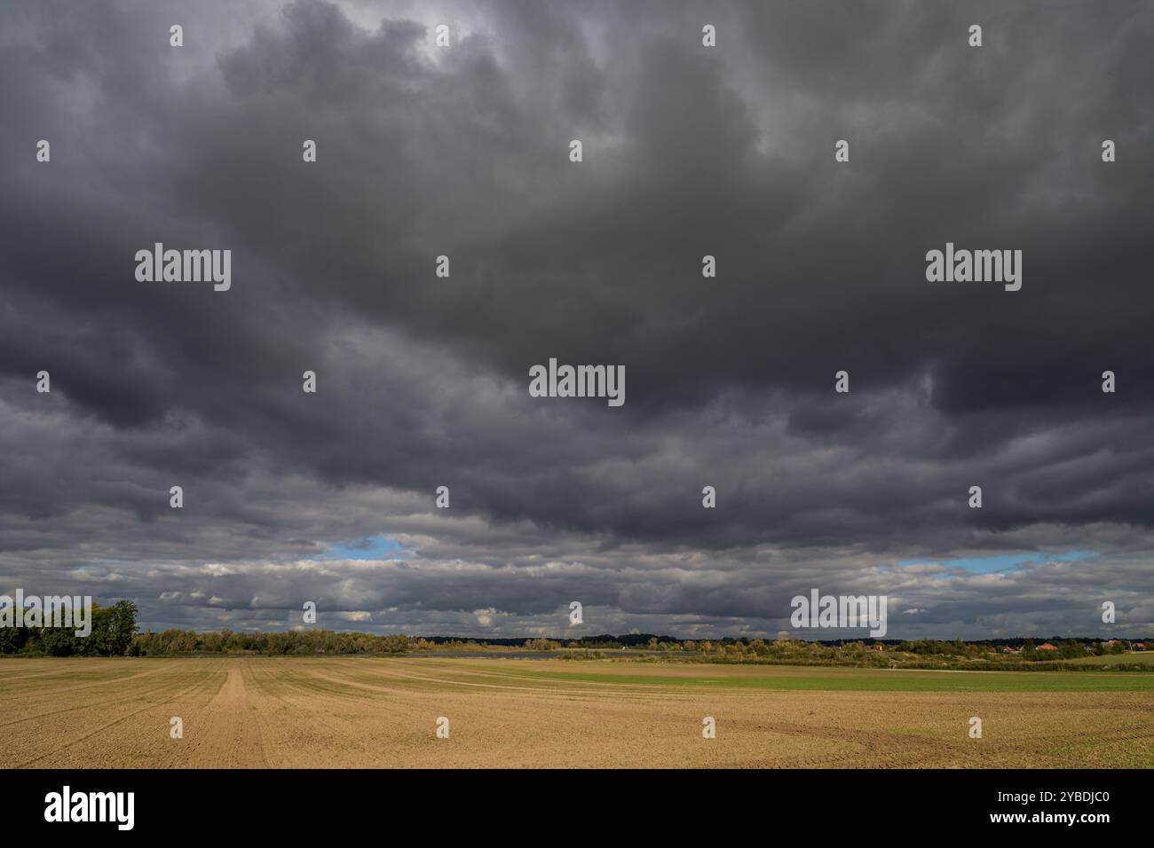 Paysage rural d'automne inférieur de Silésie avec ciel spectaculaire Banque D'Images