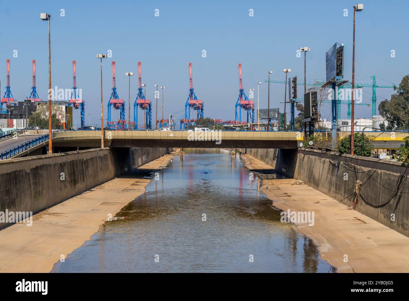 Les grues portuaires sont visibles derrière le front de mer de Beyrouth et le pont routier dans la capitale du Liban. Banque D'Images