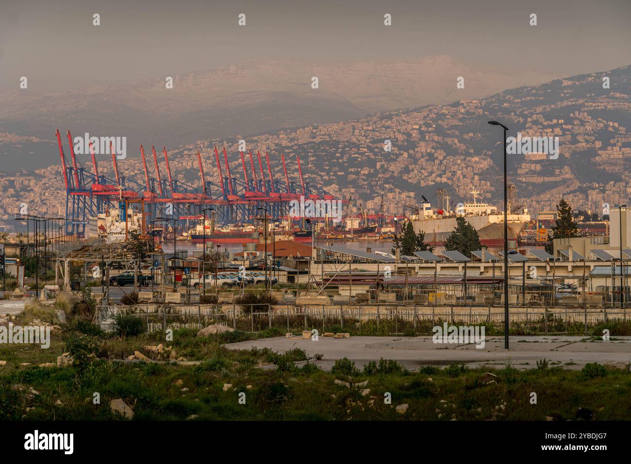 Les grues portuaires au terminal portuaire de Beyrouth, avec panorama de la ville, montagnes et bâtiment, Liban. Banque D'Images