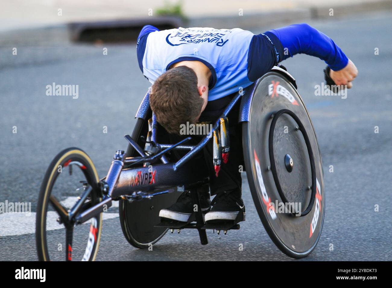 Babylon, New York, États-Unis - 22 octobre 2023 : un athlète déterminé navigue sur un parcours de rue dans un fauteuil roulant de course, mettant en valeur son habileté et sa concentration. Banque D'Images