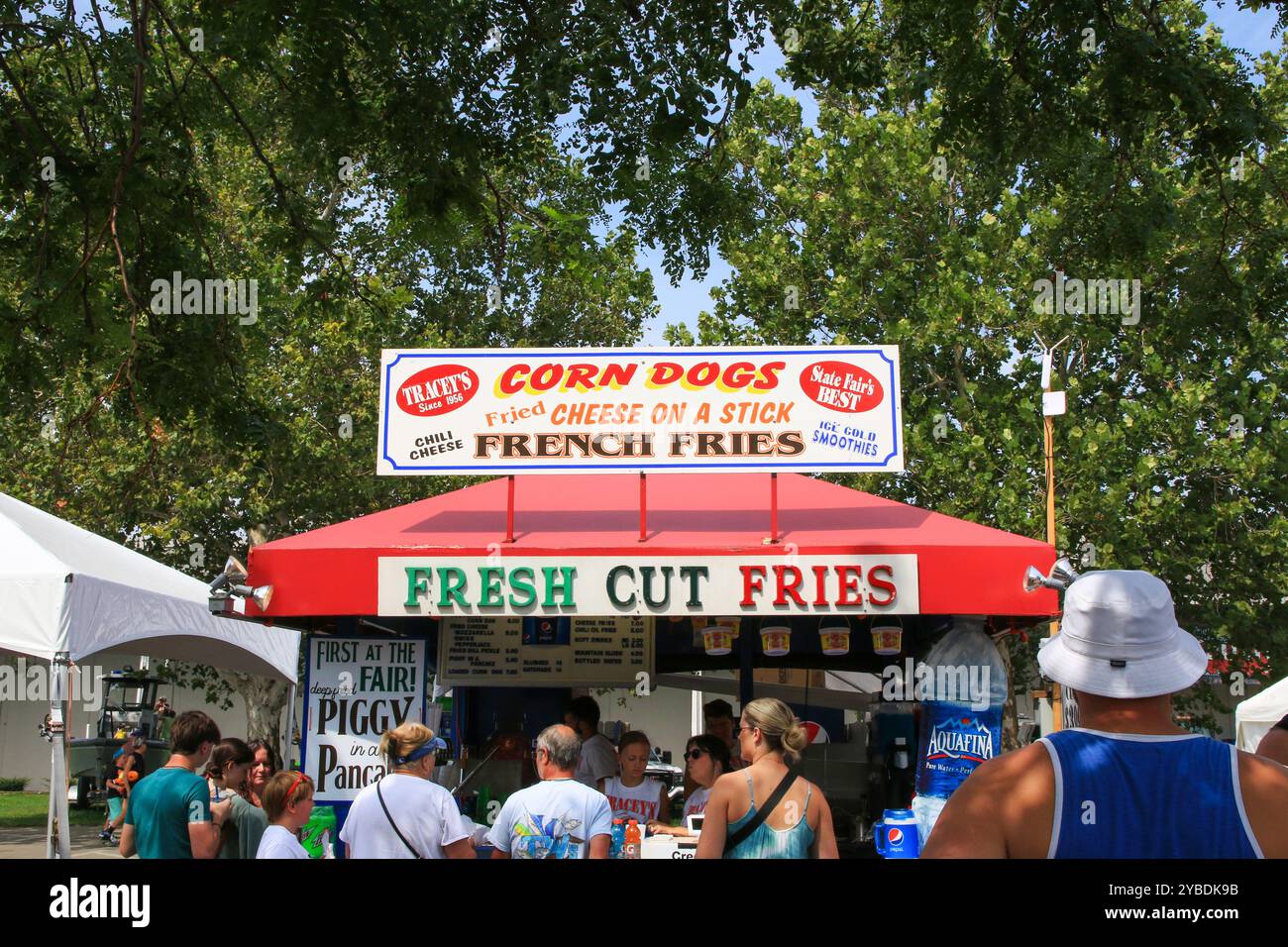 Columbus, Ohio, États-Unis - 5 août 2023 : les visiteurs dégustent de délicieux chiens de maïs et des frites fraîchement coupées dans un stand de nourriture équitable animé sous le soleil d'été. Banque D'Images