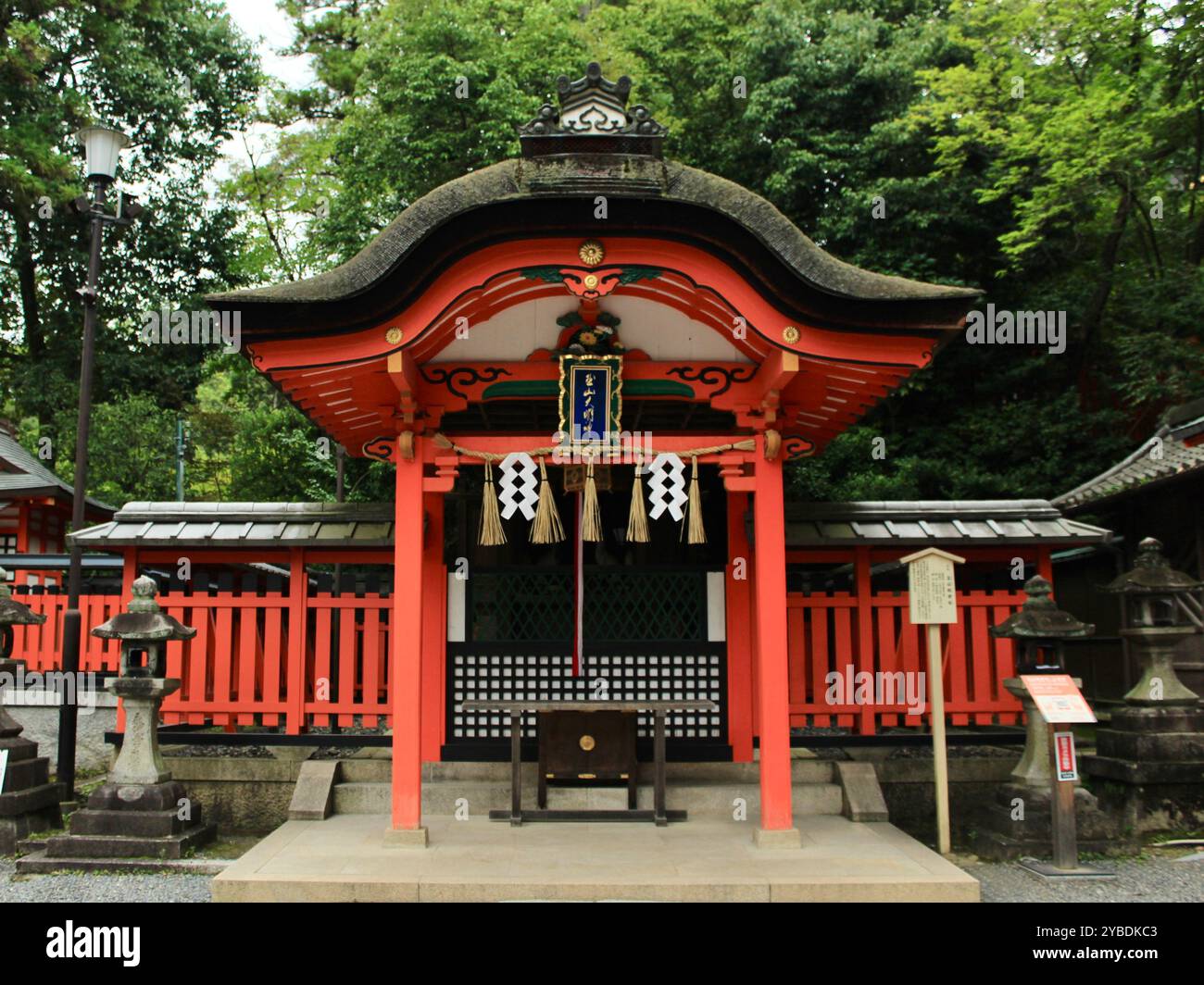 Kyoto, Japon - juillet 25 2017 : sanctuaire japonais traditionnel avec des Torii rouges vibrants et des lanternes dans un cadre forestier luxuriant Banque D'Images