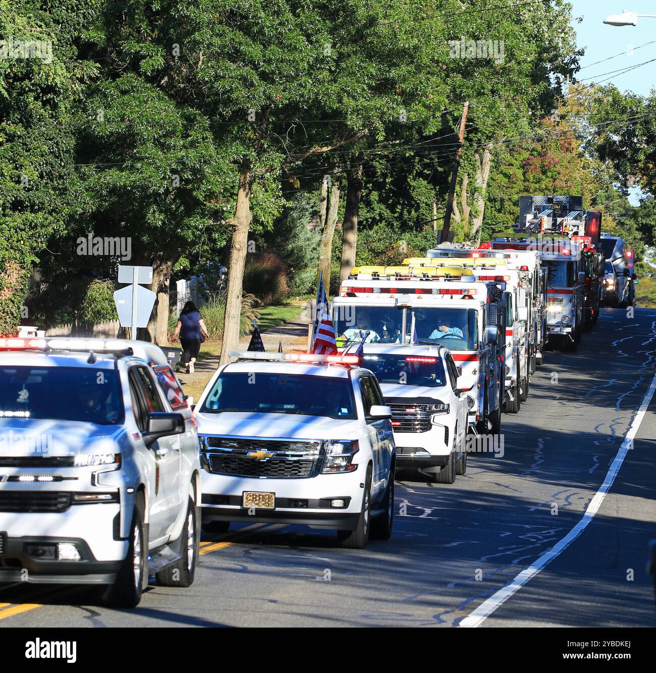 Hauppauge, New York, États-Unis - 5 octobre 2024 : véhicules d'urgence conduisant ensemble dans l'unité lors d'un défilé local de ralliement. Banque D'Images