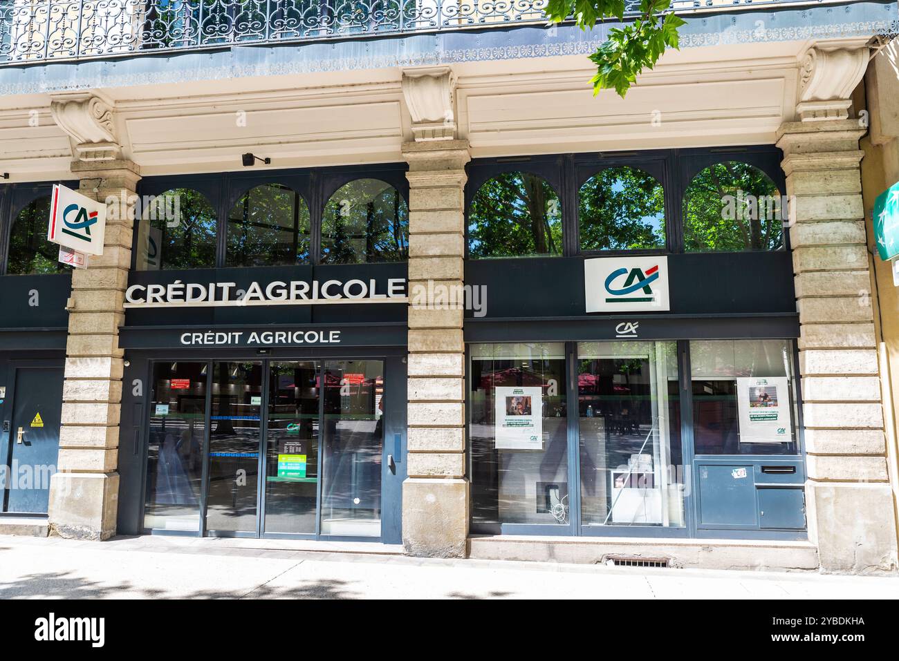 Carcassonne, France - 18 juin 2024 : signe et logo du bureau de la banque crédit agricole à Carcassonne, France Banque D'Images