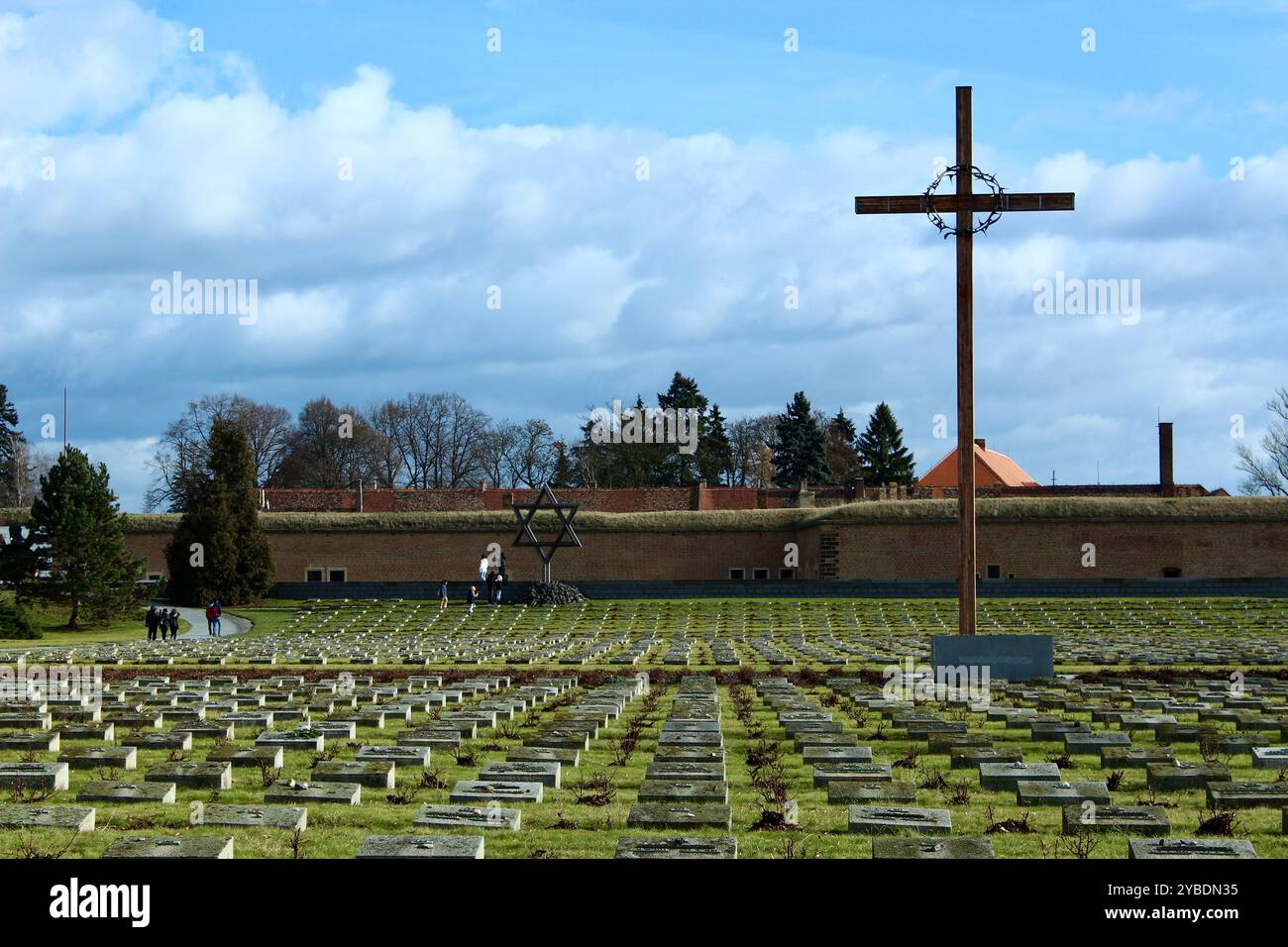 Terezin, République tchèque - janvier 31 2016 : cimetière commémoratif de l'Holocauste avec Croix et étoile de David au camp de concentration de Terezín Banque D'Images