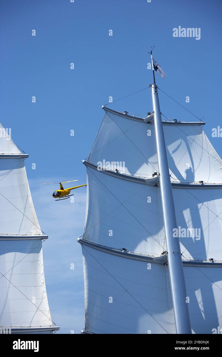 88m Superyacht Maltese Falcon naviguant dans une régate, avec un hélicoptère Robinson 44 tournant autour avec un photographe prenant des vidéos et des photos. Banque D'Images