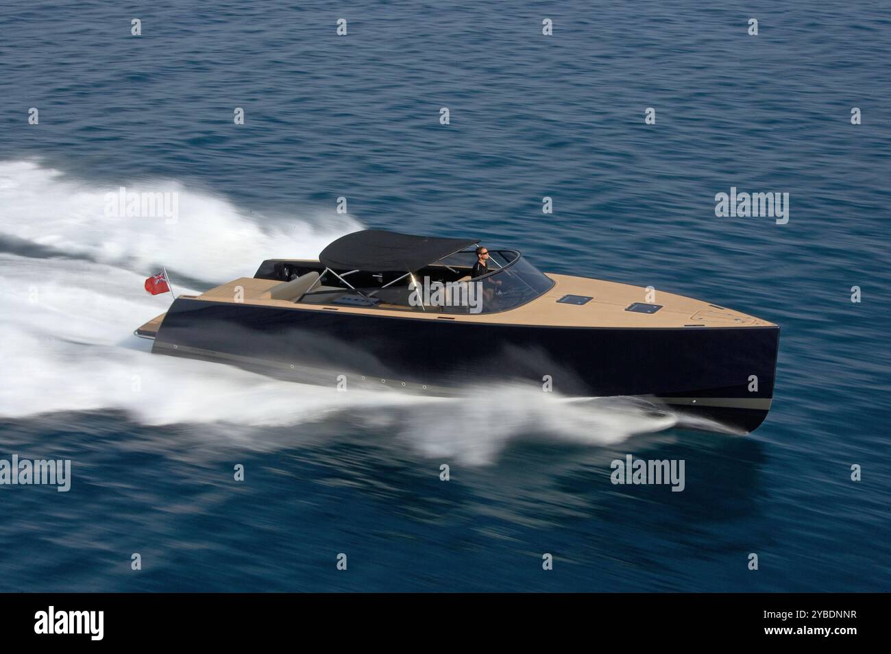 Photo aérienne en hélicoptère d'un bateau à moteur noir Van Dutch à grande vitesse. Banque D'Images