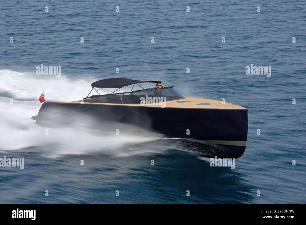 Photo aérienne en hélicoptère d'un bateau à moteur noir Van Dutch à grande vitesse. Banque D'Images