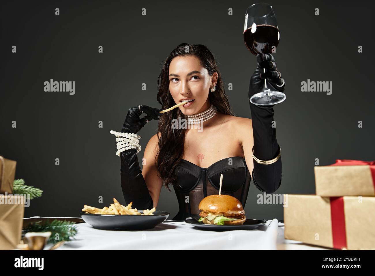 Une femme sophistiquée se livre à une cuisine gastronomique tout en dégageant confiance et charme. Banque D'Images