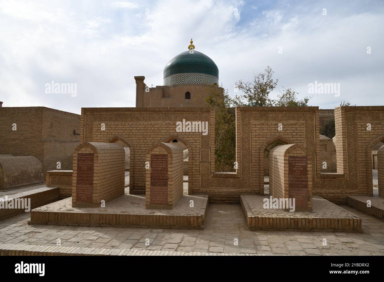 Khiva, Ouzbékistan - 15 septembre 2024 : tombes de personnalités ouzbèkes célèbres dans la cour du mausolée Pahlavan-Mahmud à Khiva Banque D'Images