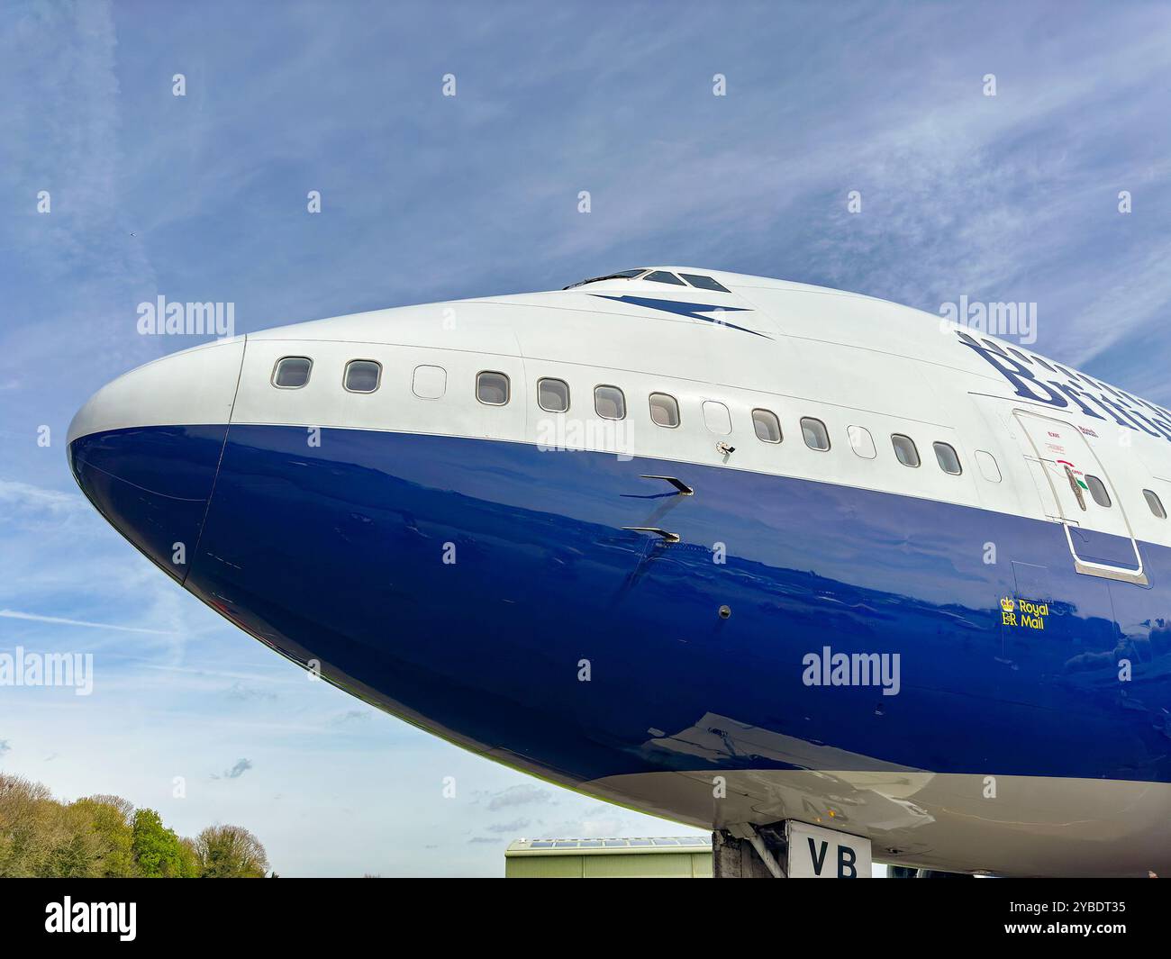Kemble, Gloucestershire, Angleterre, Royaume-Uni - 13 avril 2024 : vue rapprochée de l'avant d'un Boeing 747 Jumbo Jet (G-CIVB) préservé de British Airways - Image de stock capturée avec un smartphone