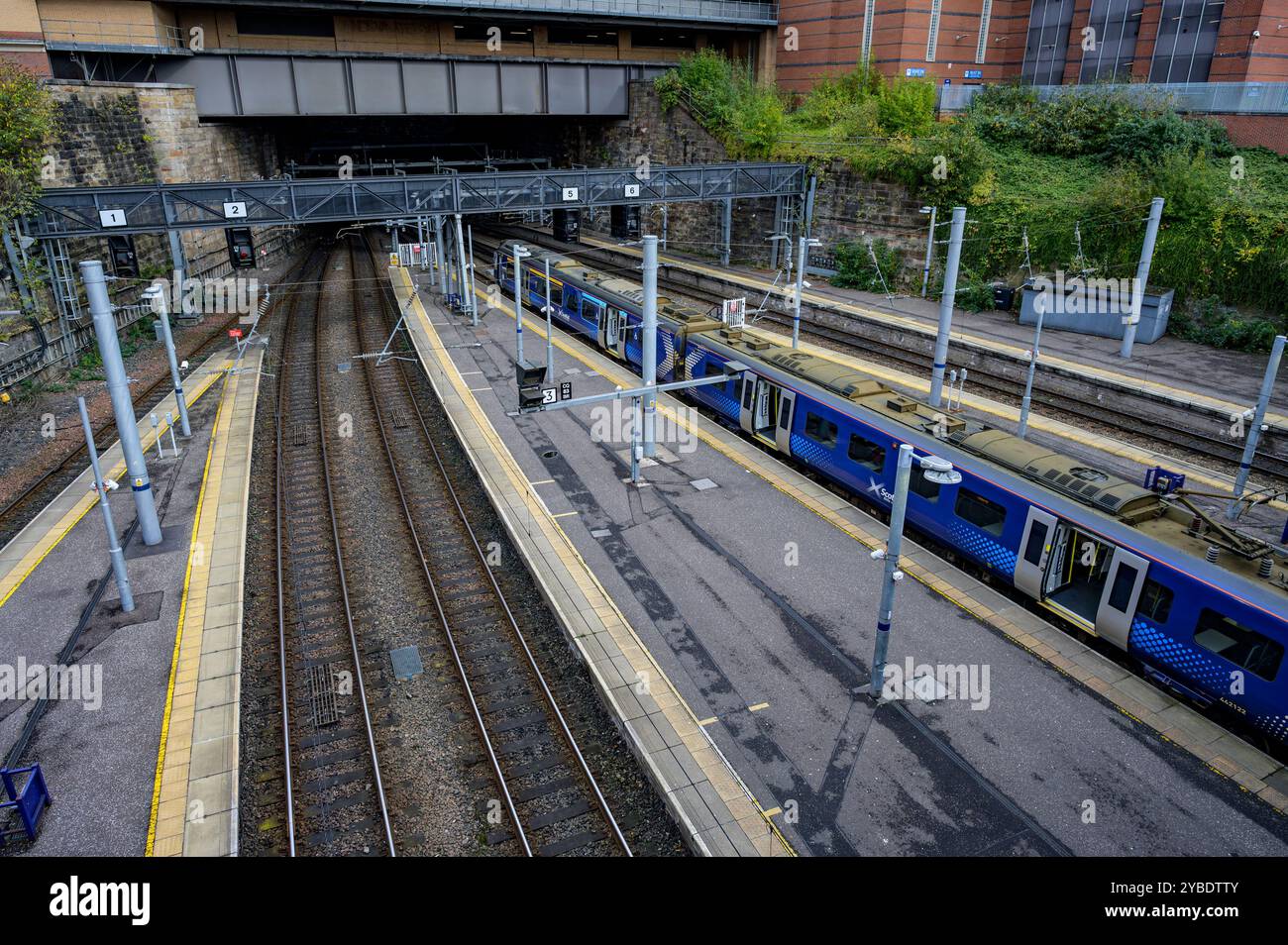 Un train Scotrail attend sur un quai vide à Queen Street Station, Glasgow, Écosse, Royaume-Uni, Europe Banque D'Images