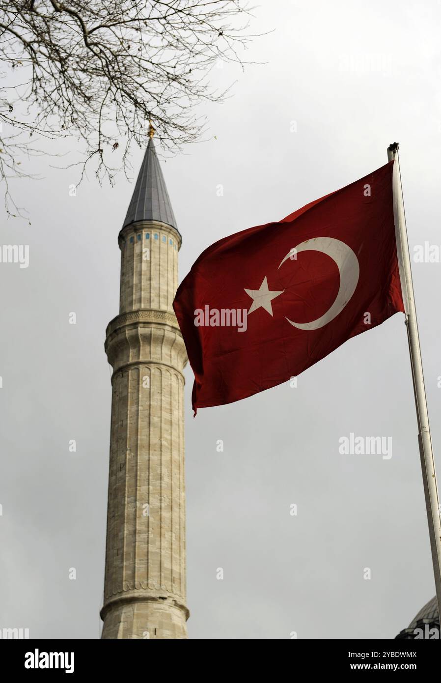 Drapeau turc et minaret de Sainte-Sophie, Istanbul, Turquie, 2013. Banque D'Images