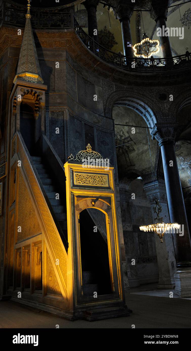 Minbar, Sainte-Sophie, Istanbul, Turquie, 2013. Un minbar est une chaire dans une mosquée où l'imam se tient pour prononcer des sermons. Banque D'Images