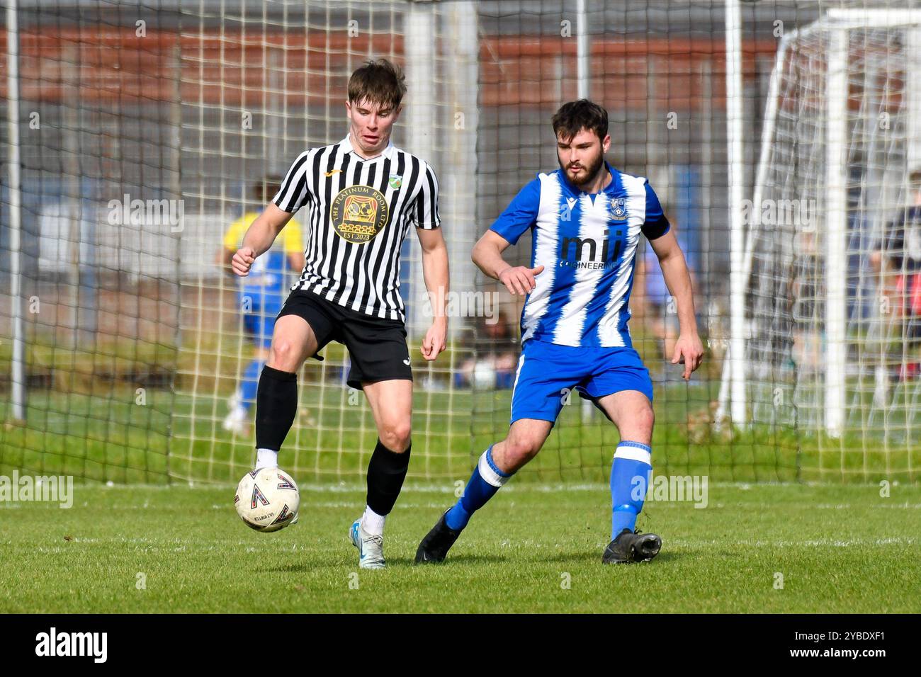 Pontardawe, pays de Galles. 5 octobre 2024. Jack Smith de Pontardawe Town en action lors du match du FAW amateur Trophy Round Two entre Pontardawe Town et Giants grave au Parc Ynysderw à Pontardawe, pays de Galles, Royaume-Uni le 5 octobre 2024. Crédit : Duncan Thomas/Majestic Media. Banque D'Images