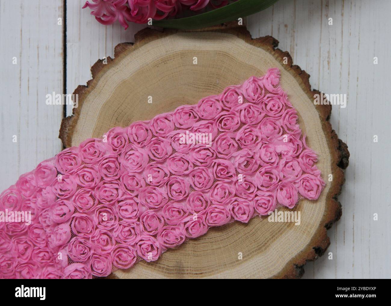 Décoration en dentelle rose rose mousseline pour coudre sur le fond en bois Banque D'Images