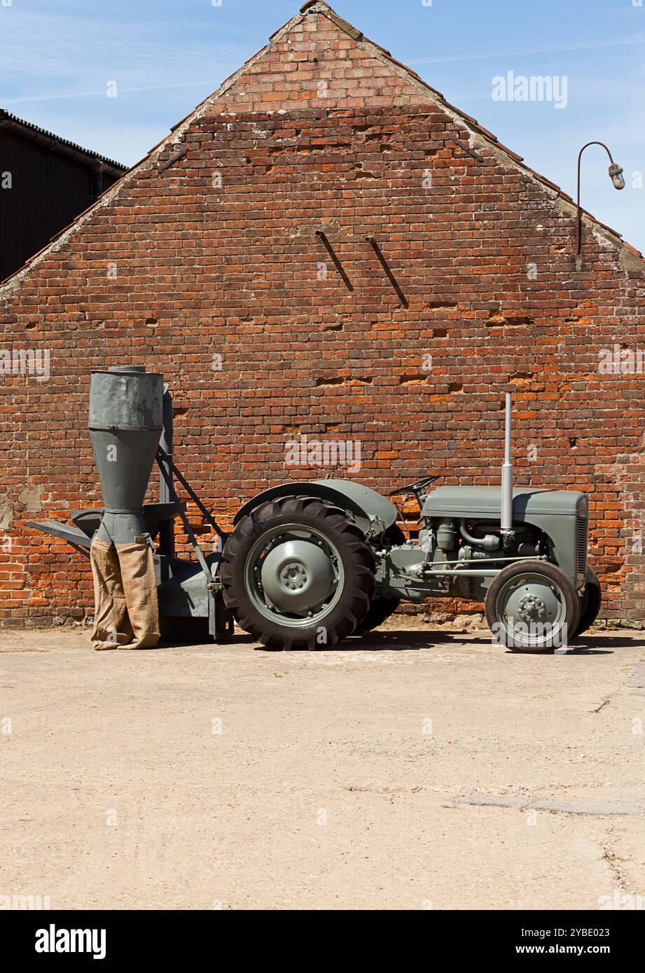 Tracteur Ferguson TEF avec outil Ferguson Hammer Mill fixé pour moudre le maïs Banque D'Images