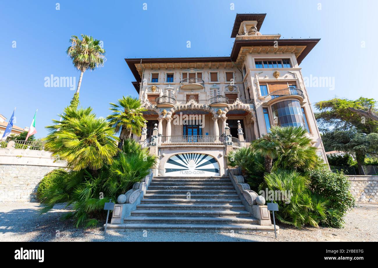 Imperia, Italie - 14 août 2023 : Villa Grock. Maison historique du célèbre clown, journée ensoleillée avec ciel bleu Banque D'Images