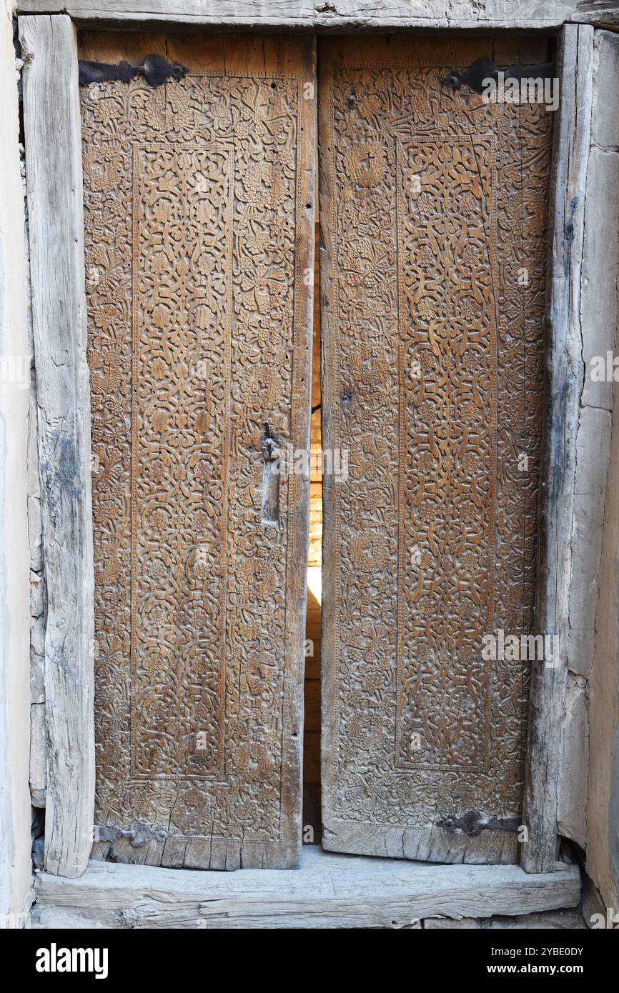 Belle ancienne porte en bois sculpté. Khiva. Ouzbékistan Banque D'Images