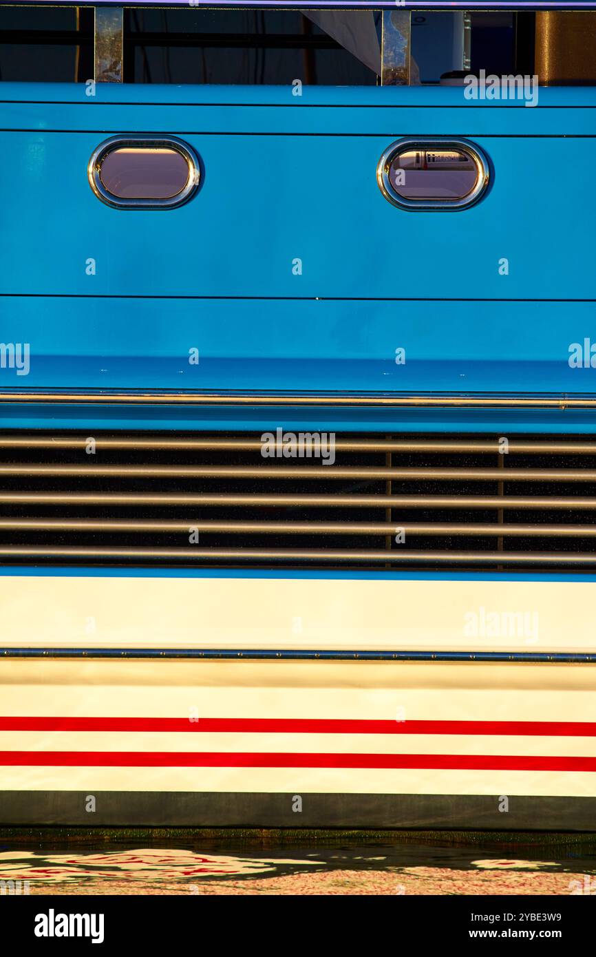 Superyacht Madame Gu détail extérieur du yacht montrant les échappements, les stores de fenêtre et les formes géométriques. Banque D'Images
