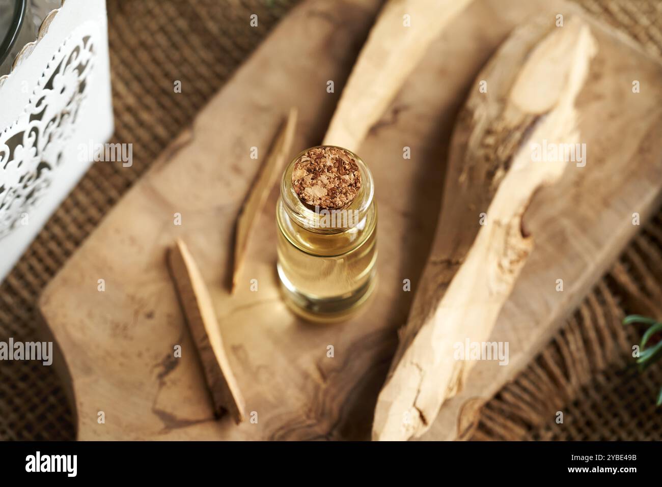 Bouteille d'huile essentielle avec bois de santal blanc sur une table Banque D'Images