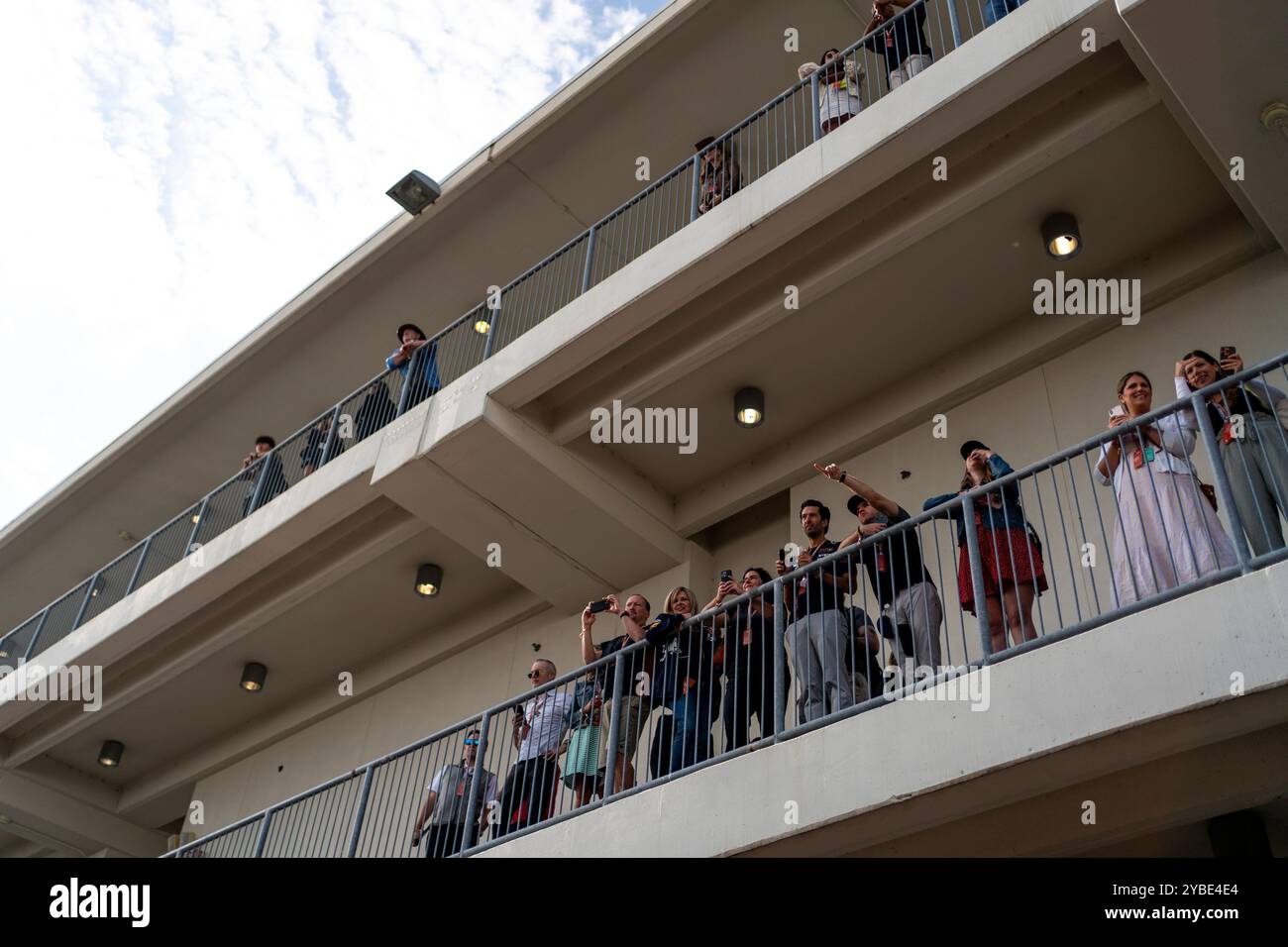 Austin, États-Unis. 18 octobre 2024. Les fans sont vus dans le paddock lors du Grand Prix de formule 1 des États-Unis sur le circuit of the Americas à Austin, Texas, le vendredi 18 octobre 2024. Photo de Greg Nash/UPI crédit : UPI/Alamy Live News Banque D'Images