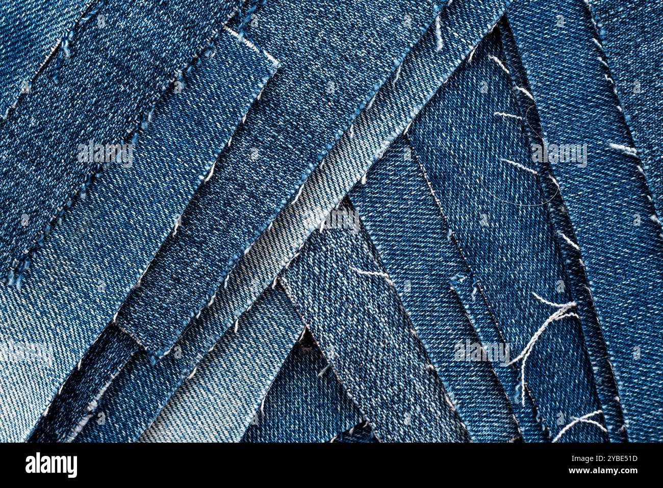 Texture de morceaux de denim déchirés. Texture jeans. MATERIAU pour coudre des VETEMENTS Banque D'Images Texture de morceaux de denim déchirés. Texture jeans. MATERIAU pour coudre des VETEMENTS Banque D'Images