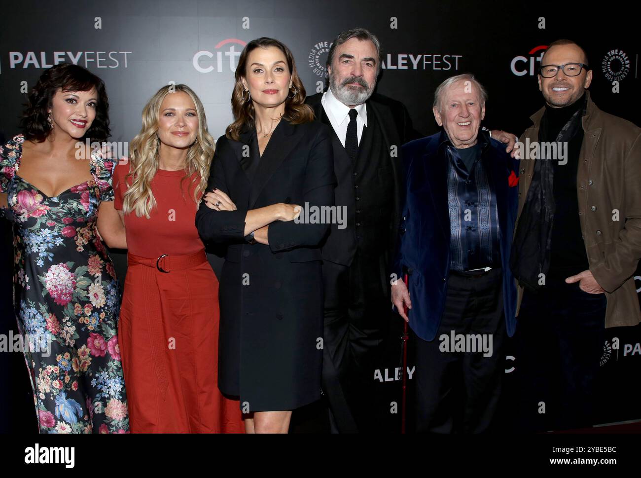 New York, États-Unis. 17 octobre 2024. Marisa Ramirez, Vanessa Ray, Tom Selleck, Len Cariou, Donnie Wahlberg et Bridget Moynahan présents au PaleyFest NY : Blue Bloods a eu lieu au Paley Museum le 17 octobre 2024 à New York City, NY © Steven Bergman/AFF-USA. Crédit COM : AFF/Alamy Live News Banque D'Images