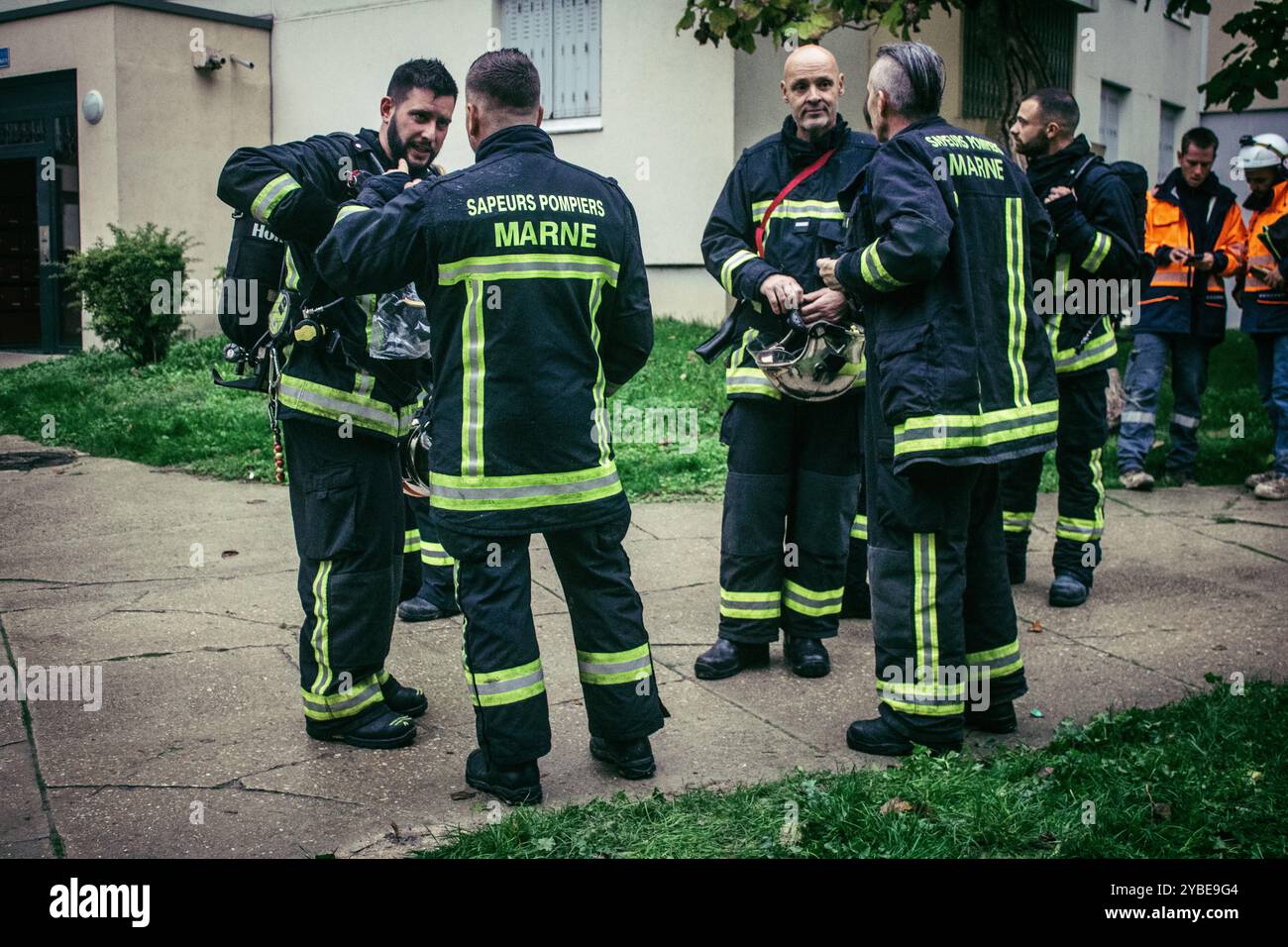 Reims, France, 18 octobre 2024 des pompiers de la Marne interviennent pour éteindre un incendie au sous-sol d'un immeuble résidentiel du quartier de Reims. Banque D'Images