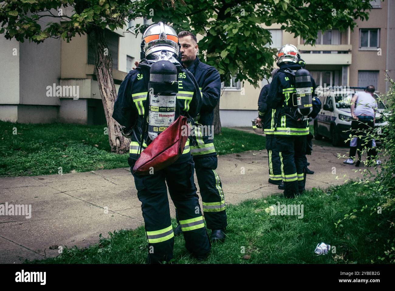 Reims, France, 18 octobre 2024 des pompiers de la Marne interviennent pour éteindre un incendie au sous-sol d'un immeuble résidentiel du quartier de Reims. Banque D'Images