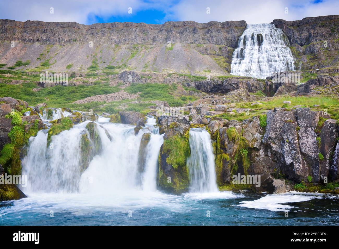 Dynjandi, également connu sous le nom de Fjallfoss - chute d'eau à Arnarfjörður dans la région des fjords de Westfjords en Islande Banque D'Images