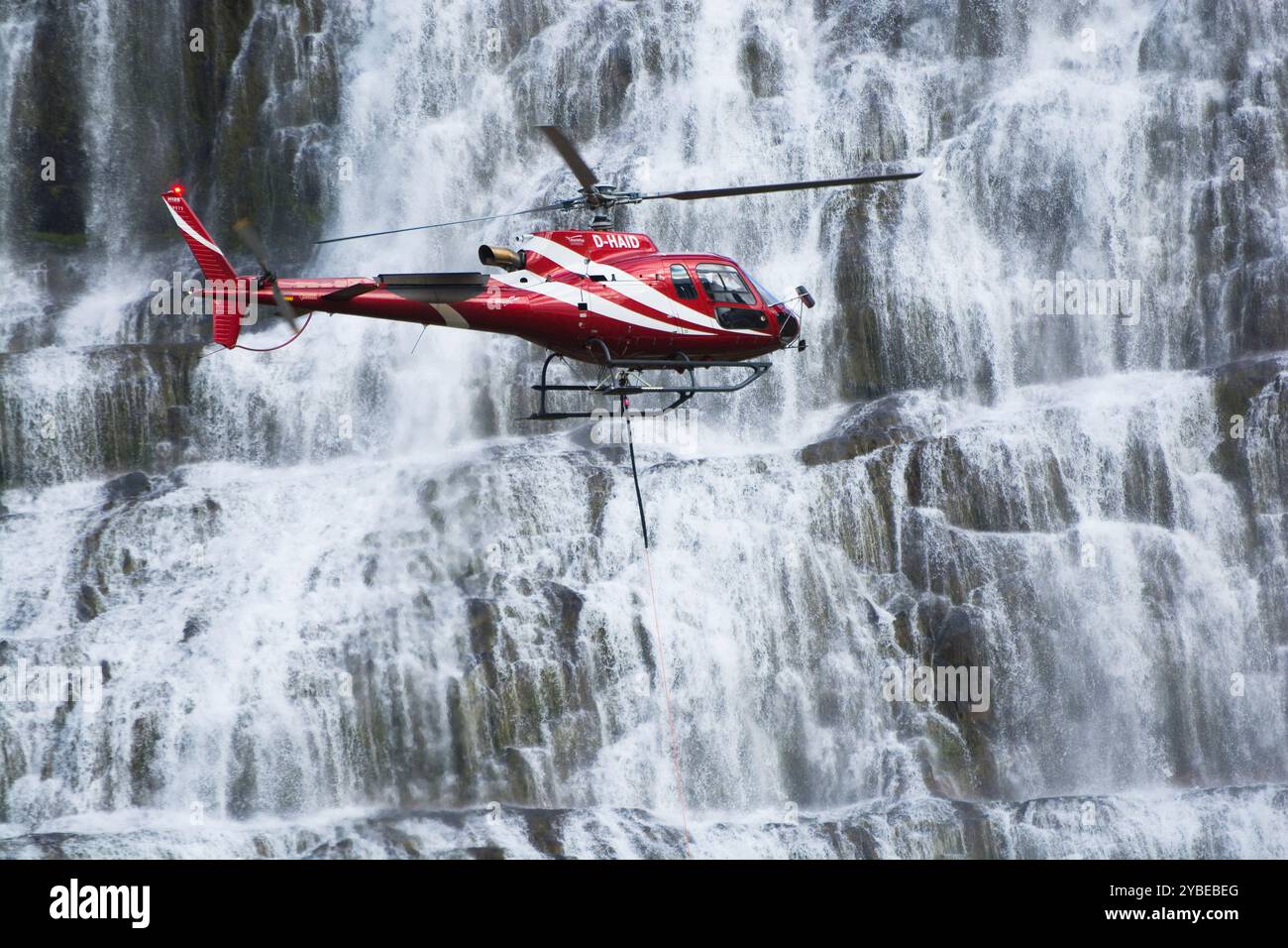 Hélicoptère Airbus H125 volant près d'une cascade de Dynjandi dans la région des Westfjords en Islande Banque D'Images