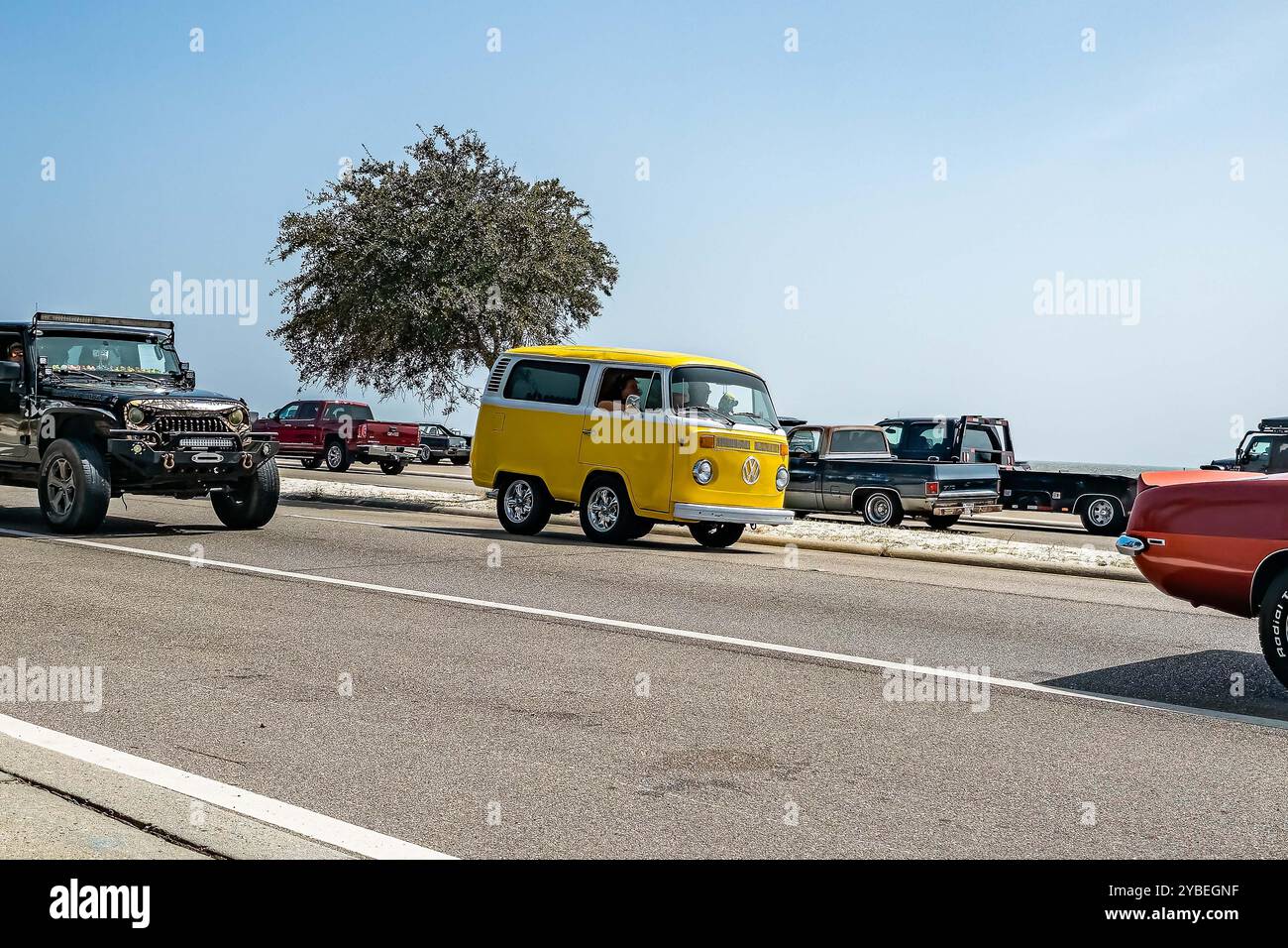 Gulfport, MS - 04 octobre 2023 : vue de coin avant grand angle d'un bus Volkswagen Kombi type 2 1973 personnalisé lors d'un salon automobile local. Banque D'Images