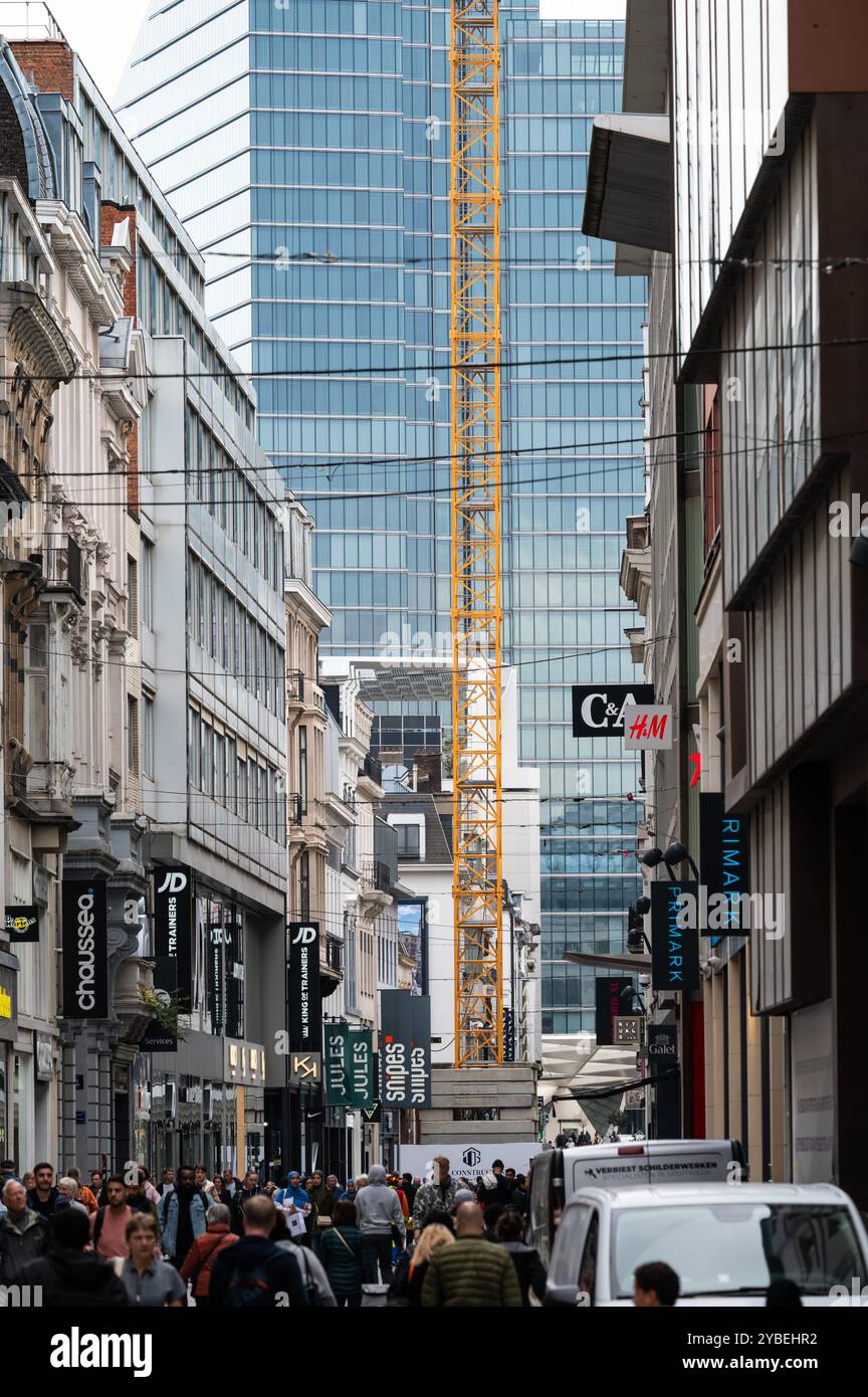 Rue commerçante Bussy Rue Neuve - Nieuwstraat dans le centre-ville de Bruxelles, Belgique, 16 octobre 2024 Banque D'Images