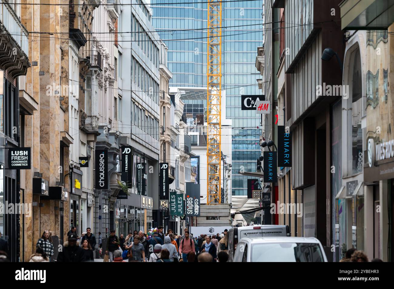 Rue commerçante Bussy Rue Neuve - Nieuwstraat dans le centre-ville de Bruxelles, Belgique, 16 octobre 2024 Banque D'Images