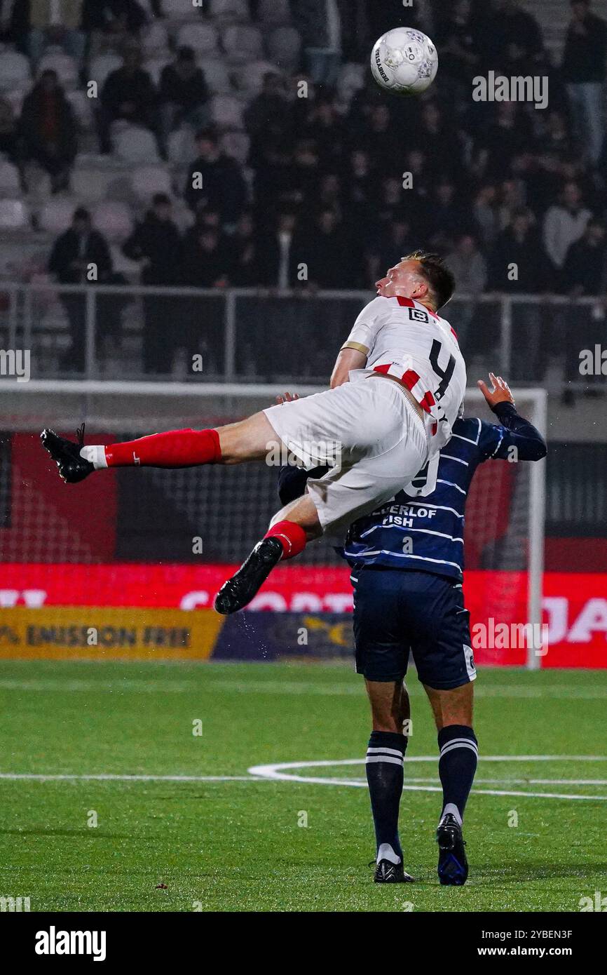 OSS, pays-Bas. 18 octobre 2024. OSS, PAYS-BAS - 18 OCTOBRE : Xander Lambrix du TOP Oss tombe sur Zakaria Eddahchouri du SC Telstar lors du match néerlandais Keuken Kampioen Divisie entre LE TOP Oss et le SC Telstar au Frans Heesen Stadion le 18 octobre 2024 à Oss, pays-Bas. (Photo de Gabriel Calvino Alonso/Orange Pictures) crédit : Orange pics BV/Alamy Live News Banque D'Images