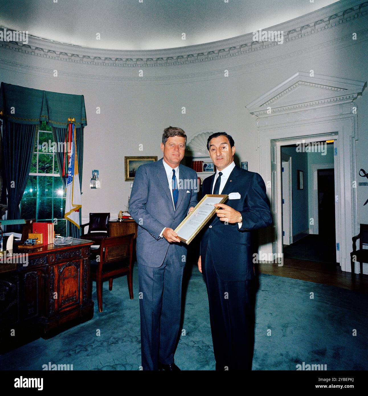 Le président américain John F. Kennedy en visite avec le comédien et philanthrope américain, Danny Thomas (à droite), tous deux détenteurs du prix Thomas’ Big Brother of the Year, Oval Office, Maison Blanche, Washington, D.C. USA, Cecil Stoughton, photographies de la Maison Blanche, 29 avril 1963 Banque D'Images